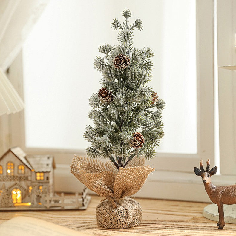 Ornament brad Crăciun mini pe masă de birou, context interior festiv, înălțime 27 cm
