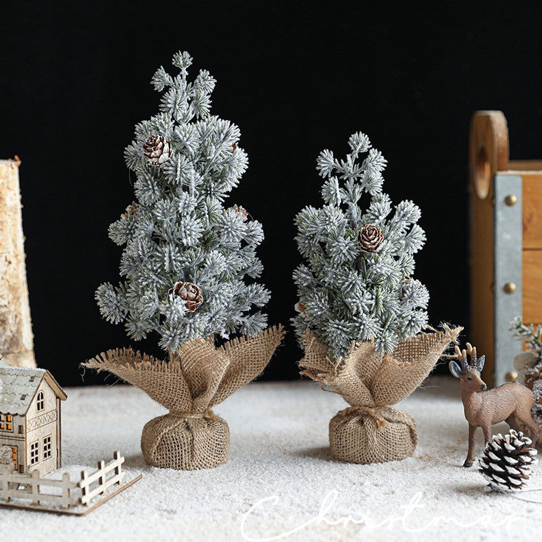 Detaliu fulgi albi și conuri naturale pe brad decorativ Crăciun mini 27 cm