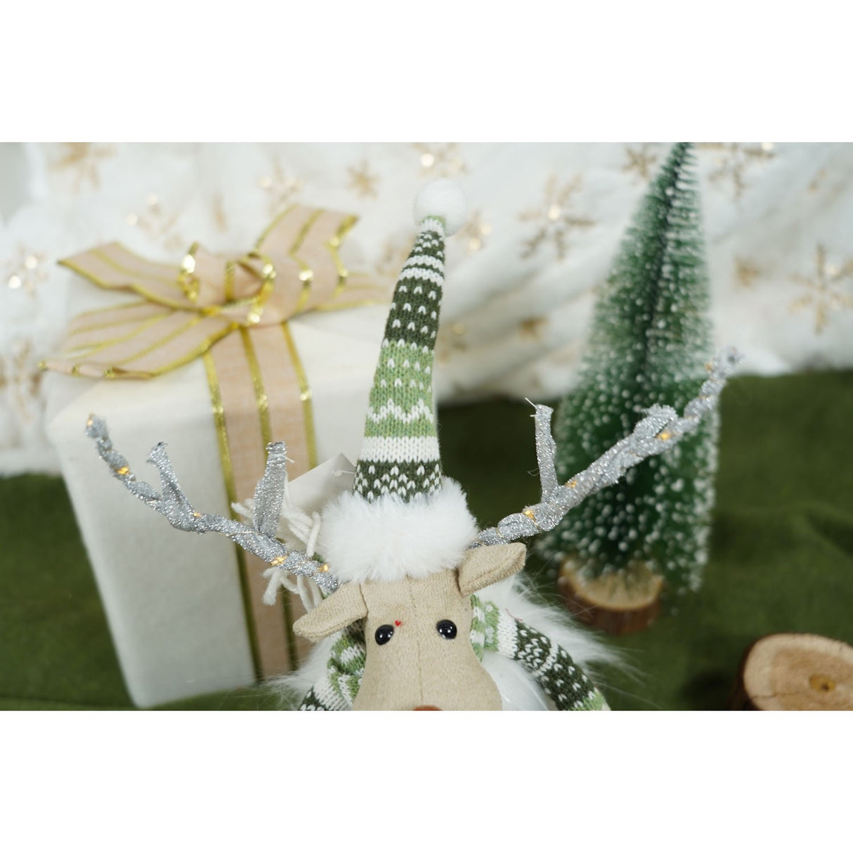 Ornament de Craciun ren pe schiuri, Flippy, alb/verde, textil, 33 cm - vivimall.ro