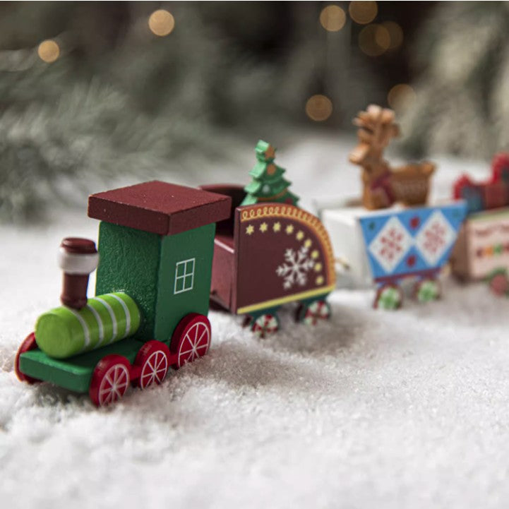 Tren ornament Crăciun din lemn 20 cm plasat pe masă festivă, aranjament de sezon