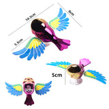Ornament pasăre zburătoare agățat pe oglinda retrovizoare a mașinii, efect iridescent