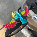 Ornament decorativ auto pasăre zburătoare, plastic multicolor strălucitor, detaliu aripi mobile, unghi lateral