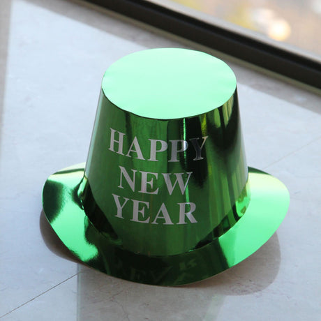 Detaliu finisaj lucios verde al pălăriei festive de Revelion din hârtie, dimensiuni 29 x 25 x 15,5 cm