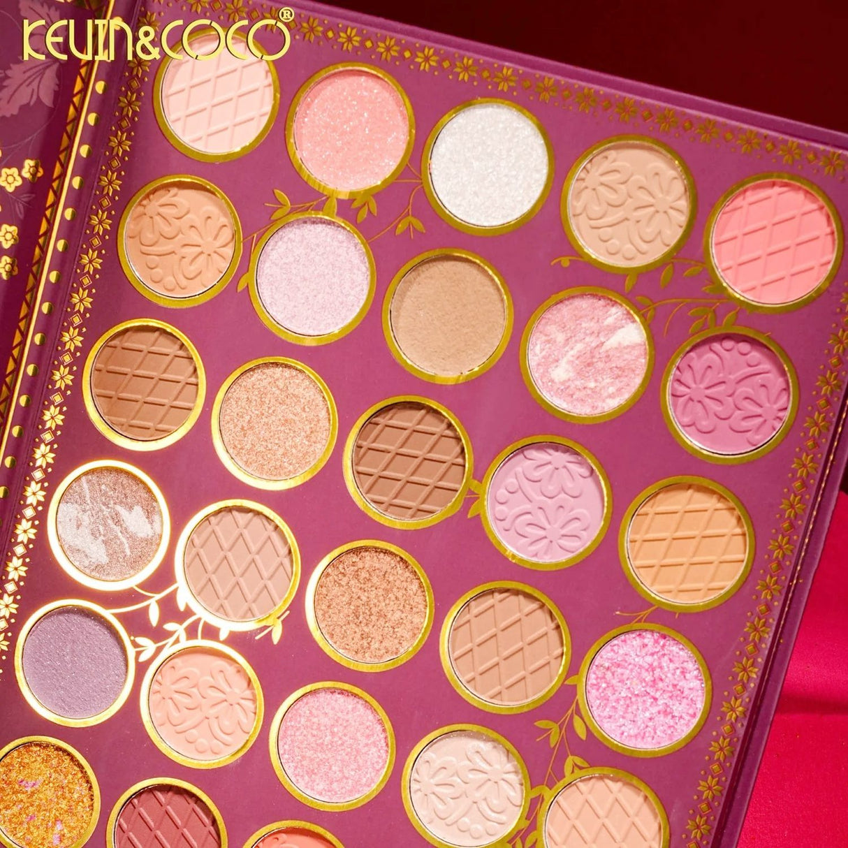 Paleta Kevin&Coco Model Flowers lângă pensule machiaj, 82 nuanțe multicolor, vedere lifestyle