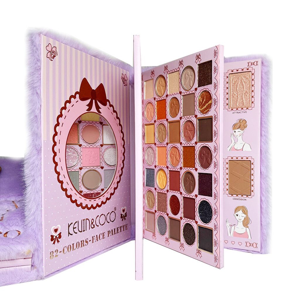 Aplicare fard de ochi din paleta Kevin&Coco Purple Plush Bow cu 82 nuanțe pigmentate, lifestyle