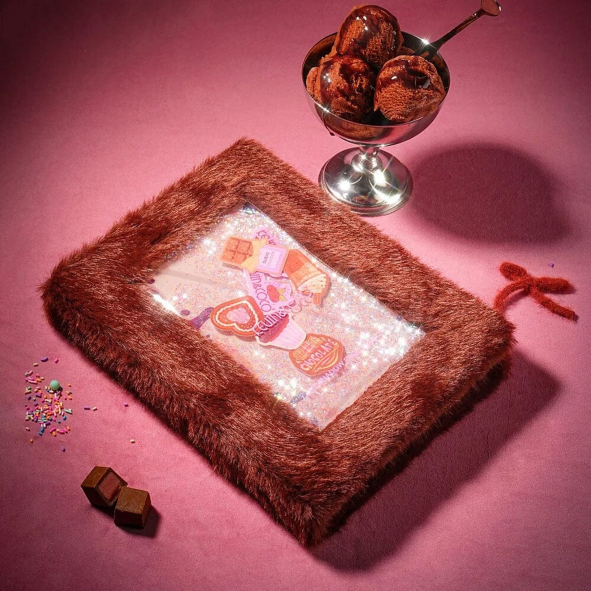 Set machiaj complet Kevin & Coco Chocolate Fuzzy, textură mătăsoasă, pigmentare intensă, vedere laterală
