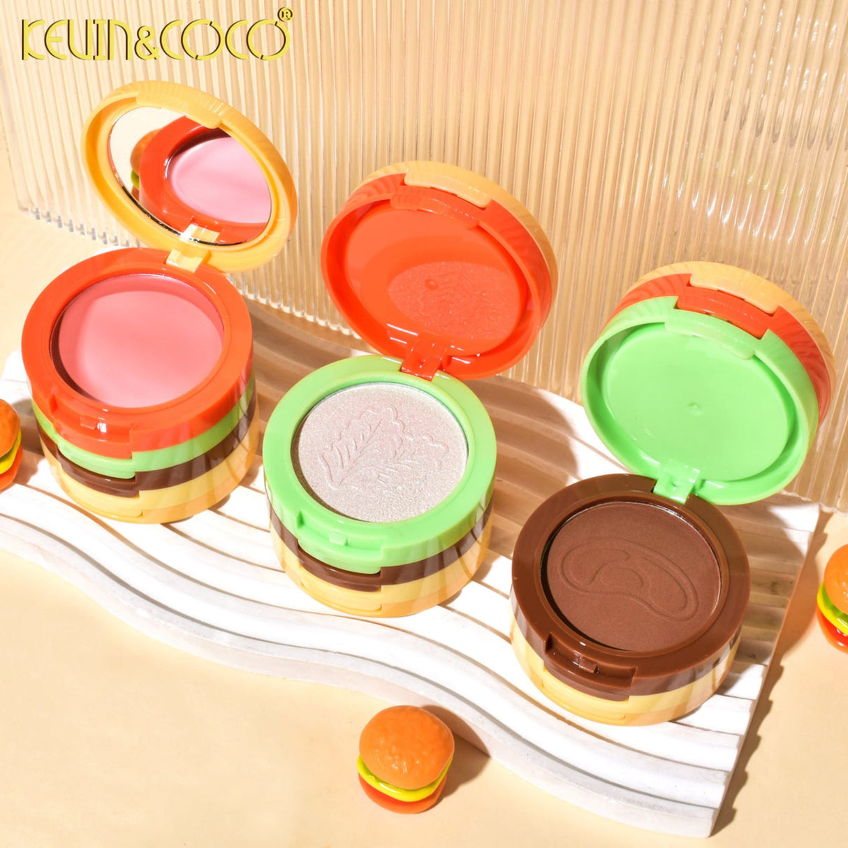 Textură fină a blush-ului și iluminatorului din paleta Kevin&Coco Burger, nuanța 03, detaliu