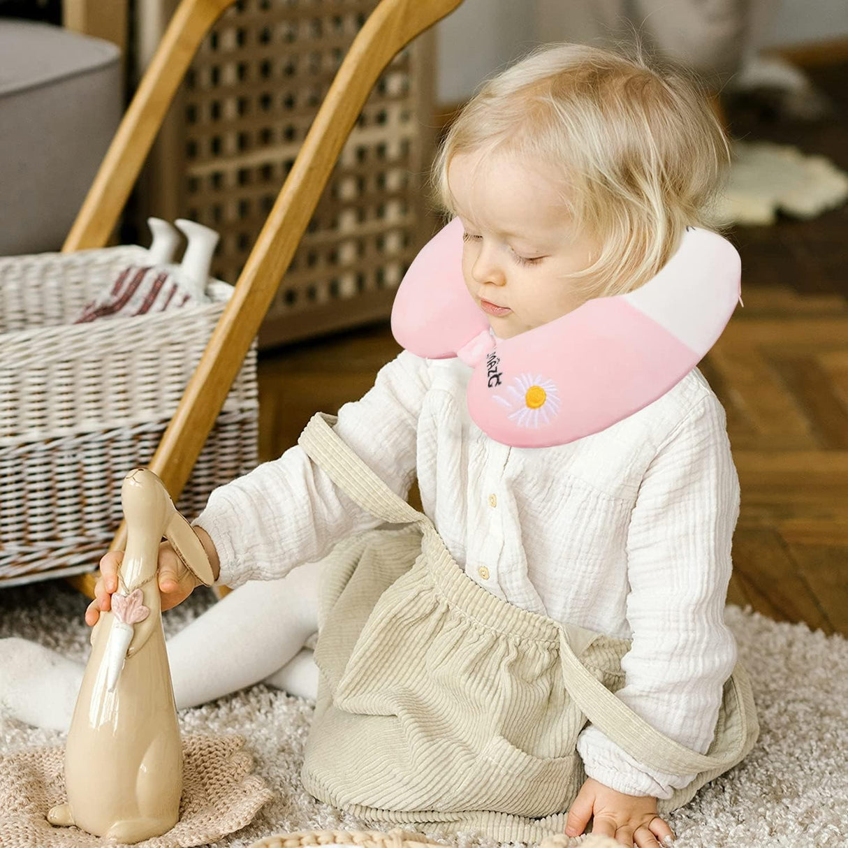 Perna de Calatorie in Forma de U, Vivimall, Pentru Gat si Cap, Umplutura din Spuma cu Memorie, 30x30 cm, Model Iepuras, Accesoriu de Voiaj, Birou, Masina, Sistem Prindere Capse, Roz-Alb - vivimall.ro