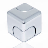 Fidget Spinner cub metalic Flippy 2-în-1, aliaj zinc gri deschis, vedere frontală, 2.9x2.9 cm