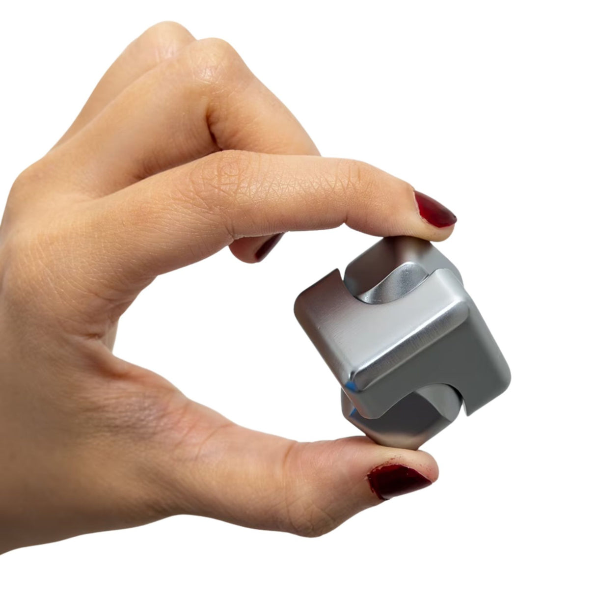 Gadget antistres Flippy cub metalic în mână, perspectivă lifestyle, utilizare la birou, culoare gri