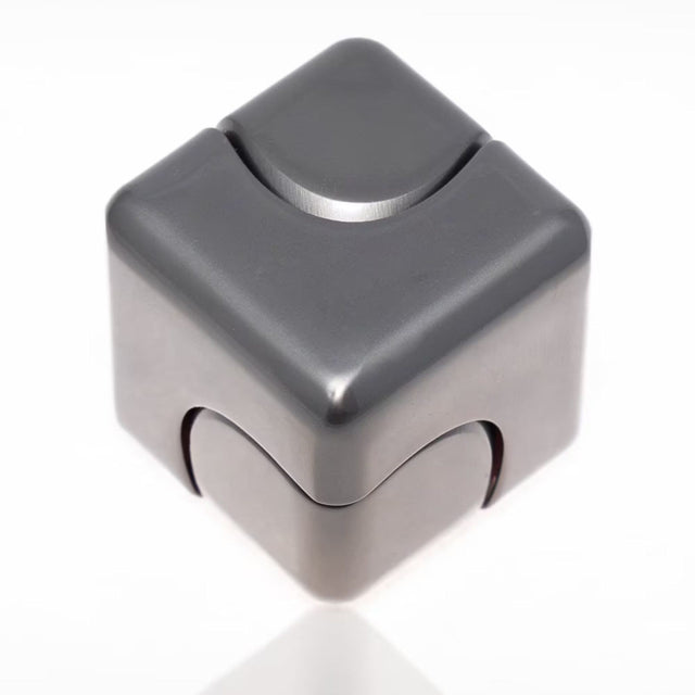 Fidget spinner cub metalic Flippy 2-in-1 gri închis, vedere frontală, dimensiuni 2.9x2.9 cm