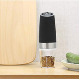 Rasnita Electrica Sare si Piper, Vivimall, cu Camera Depozitare Transparenta, Macinare, Functionare pe Baterii, cu Lumina, ABS, 20x6.5 cm, Negru/Transparent - vivimall.ro