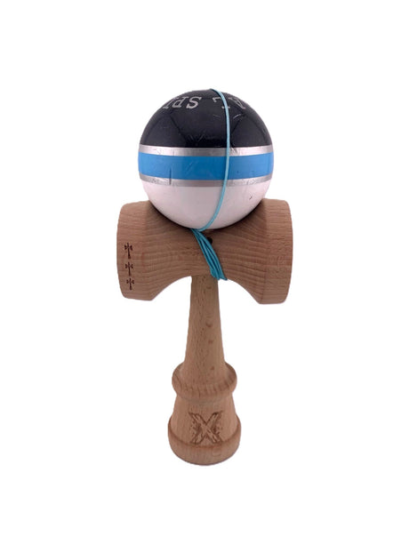 RESIGILAT2 - Kendama X Originala ROYAL SPIKE, Profesionala, Flippy, Cupe Mari KING SIZE V3, Super Sticky, Gaura in Baza, Rulment Metalic, din lemn 18 cm, Ata 62/65 cm, Inel Albastru Deschis - vivimall.ro