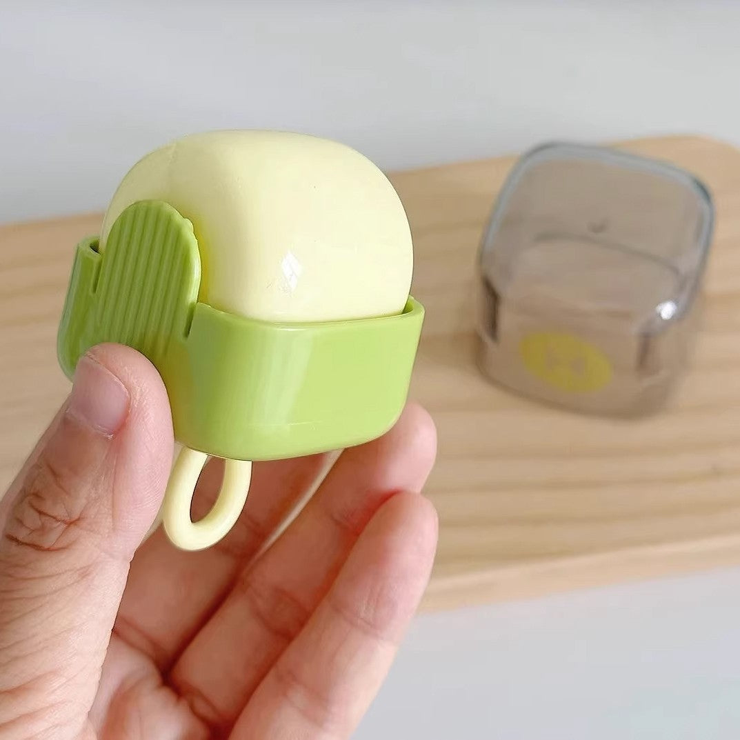 Rolă scame cub compact verde matcha, comparație dimensiune în palmă, portabilă pentru geantă