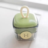 Rolă pentru scame lavabilă verde matcha, imagine lifestyle pe blat alb lângă haine îngrijite