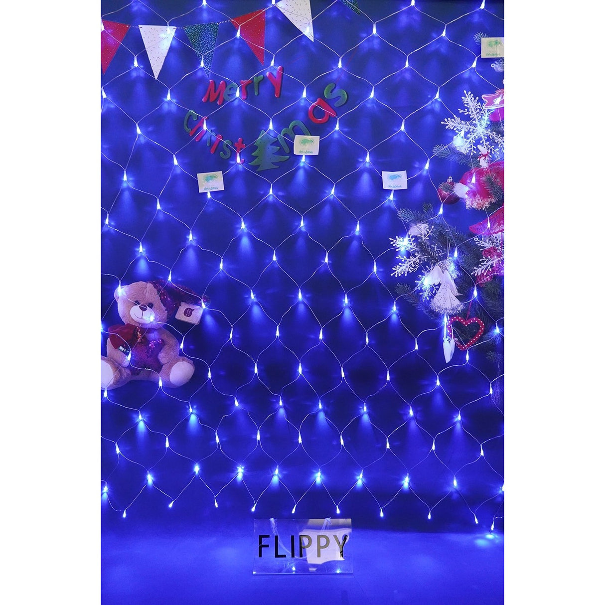 Detaliu conector interconectabil plasă LED Flippy, fir transparent și LED-uri albastre active
