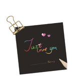 Set 100 de Planse Razuibile, Vivimall, din Hartie Curcubeu, 2 Creioane din Bambus + 2 Sabloane, +3 Ani, 8.5 x 8.5 cm, Multicolor - vivimall.ro