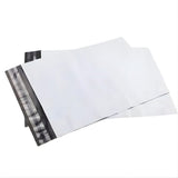Set 100 Pungi Curierat Autoadezive pentru Ambalare Colete, Rezistente la Transport, Grosime 50 Microni, Alb la Exterior si Negru la Interior, 500 x 700 x 40 mm