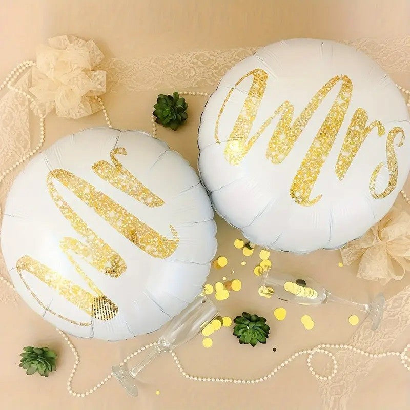 Set 12 Baloane din Folie Metalizata si din Latex, Vivimall, Model Mr Mrs, Tema Nunta, Baloane Party cu Confetti, 45 cm, 30 cm, Pai inclus, Umflare cu Aer sau Heliu, Alb/Auriu - vivimall.ro