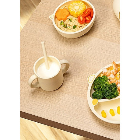 Set 2 Piese Hranire Bebelusi si Copii, Vivimall, Cana cu Capac si Pai, din Silicon, fara BPA, de la 12 Luni, Model Pisicuta, 12 x 9.5 x 11 cm, Bej - vivimall.ro