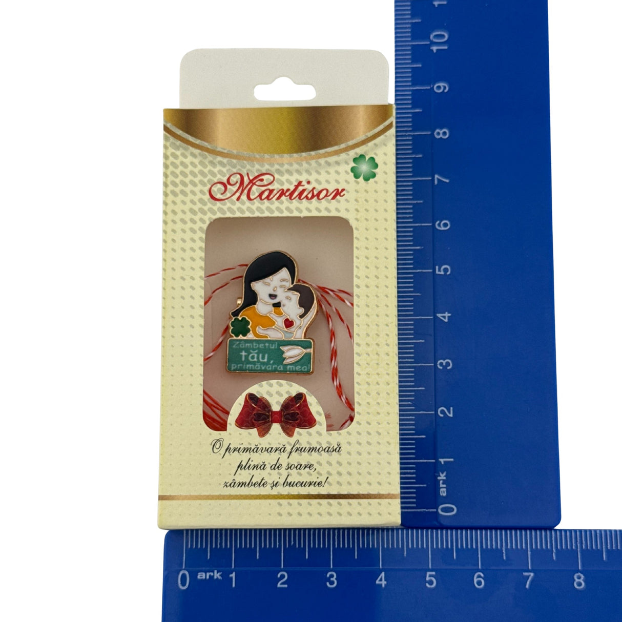 Detaliu cutie carton galbenă cu fundă pentru mărțișoare, ambalaj individual prezentare elegantă