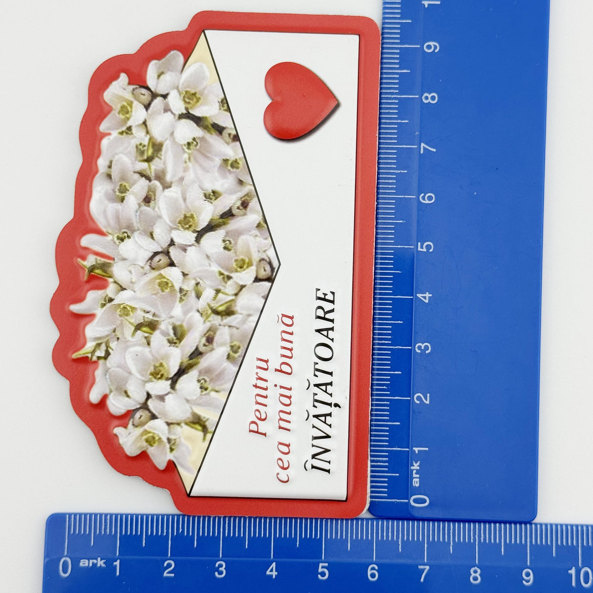 Detaliu mărțișor magnet Flippy cu mesaj dedicat învățătoarei, design alb-roșu, dimensiune 10x6 cm