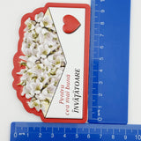 Detaliu mărțișor magnet Flippy cu mesaj dedicat învățătoarei, design alb-roșu, dimensiune 10x6 cm