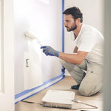 Bandă adezivă mascare albastră utilizată la vopsire perete interior, aplicație practică