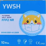 Mască FFP2 Flippy copii purtată, ambalaj individual deschis, vedere laterală