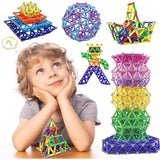 Copil construind o structură 3D cu bețișoare și bile magnetice multicolore din setul educativ