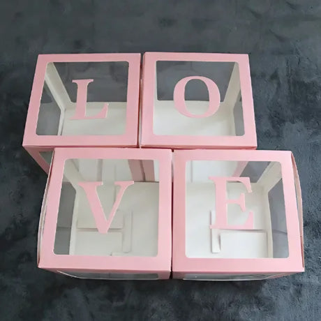 Set 4 Cutii pentru Baloane, Vivimall, Model Scris Love, Tematica Iubire, Cuburi Decorative din Plastic, Accesorii pentru Petrecere, 30 x30 cm, Transparente Contur Roz - vivimall.ro