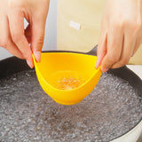 Utilizare formă ouă posate în cratiță cu apă clocotită, pas de preparare
