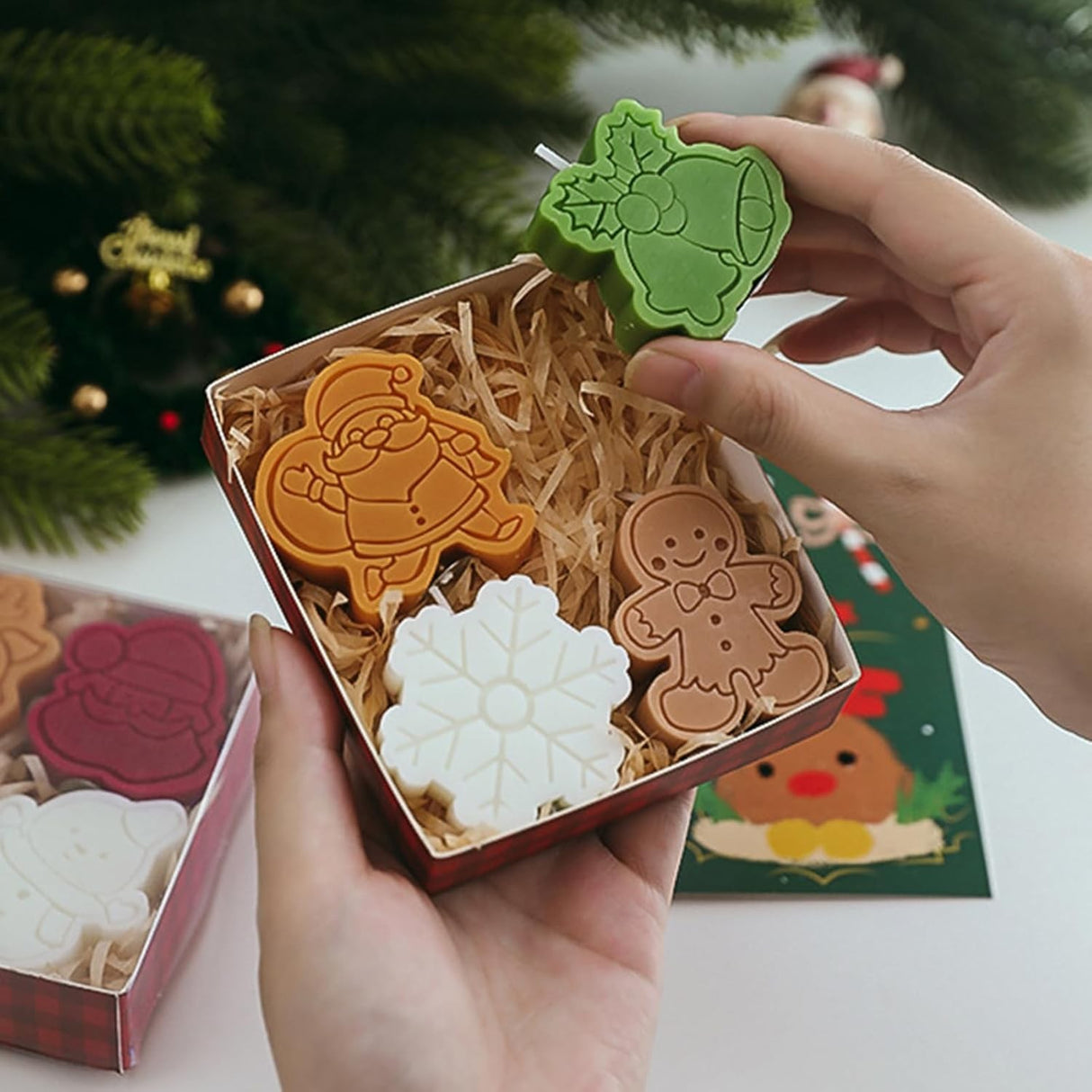 Set 4 Lumanari Parfumate, Vivimall, Tema Craciun, din Parafina, 10.2 x 9.1 x 2.7 cm, Multicolor - vivimall.ro