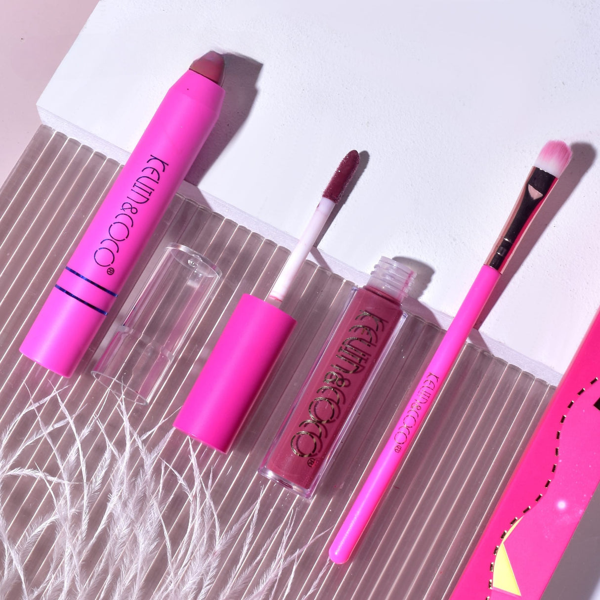 Set 4 Produse de Machiaj, KEVIN &amp; COCO, Green Cool Girl, 18 culori, 20.5 x 18.2 x 2.2 cm