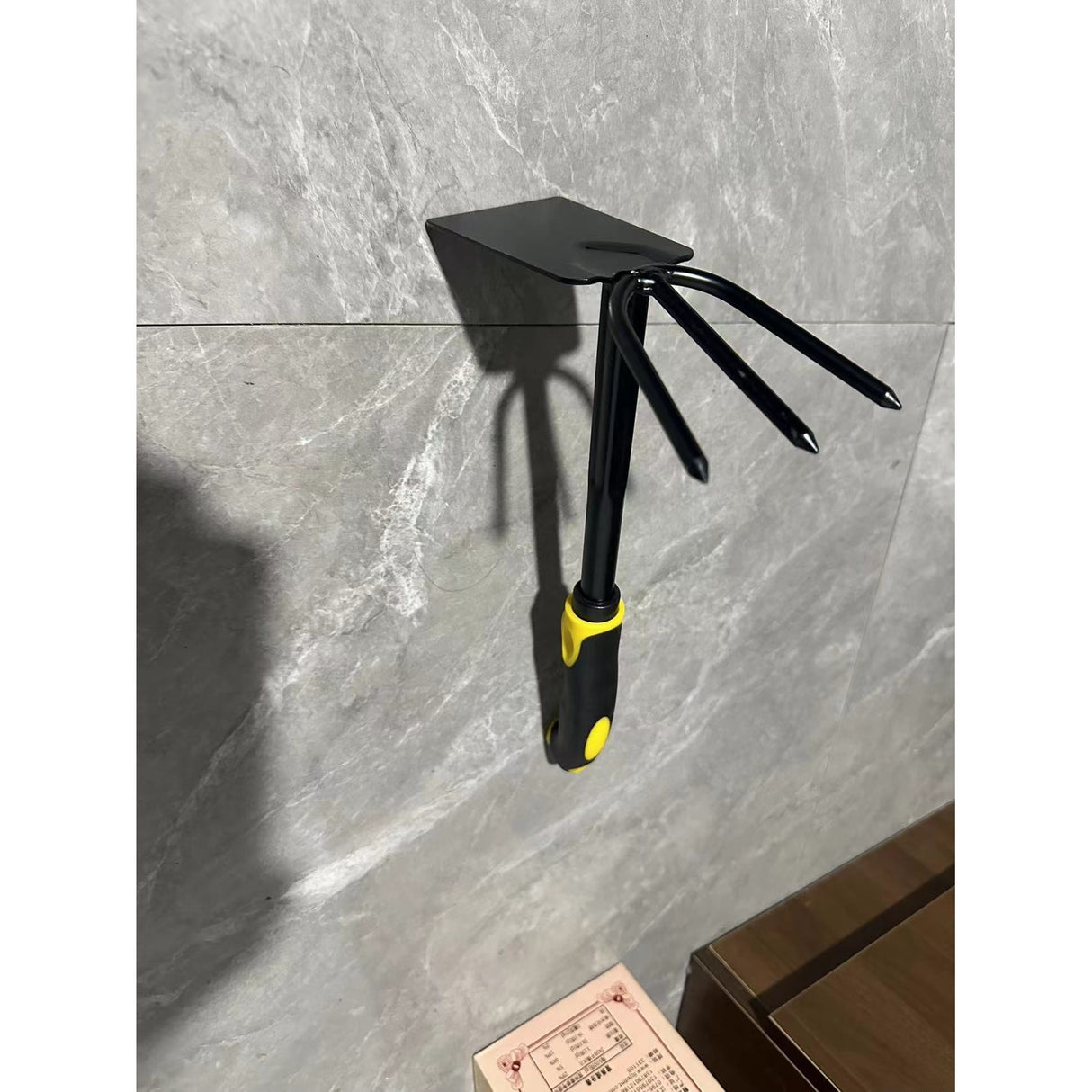 Set 4 Unelte de Gradina Vivimall, pentru Plantare, Prelucrare Sol si Ingrijire Plante, Material PVC Carbon, Grebla, Sapaliga cu Cap Dublu, Lopata Mica, Lopata Lata, 43 x 11 cm, Negru/Galben - vivimall.ro