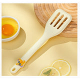 Set 4 Ustensile de Bucatarie, Vivimall, pentru Copii, din Silicon, Termorezistente, Design Animat, 13 x 24 x 5 cm, Bej - vivimall.ro