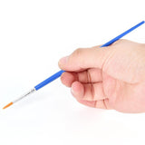 Pensulă cu vârf fin folosită pentru pictură pe față, detaliu aplicare culoare