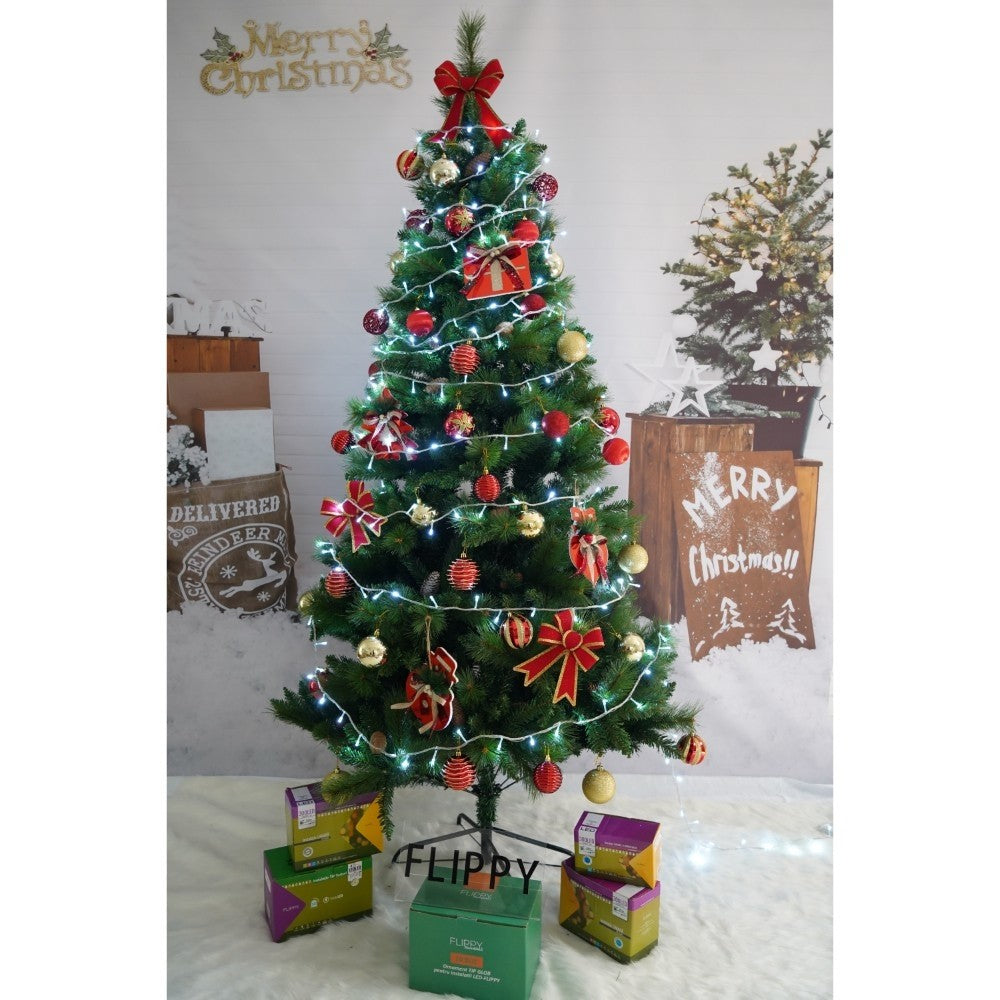 Set brad artificial de Craciun si elemente decorative, Decorat cu conuri de pin, pentru interior/exterior, inaltime 210 cm, diametru 114 cm, 1057 ramuri, Flippy, verde, suport metalic inclus - vivimall.ro