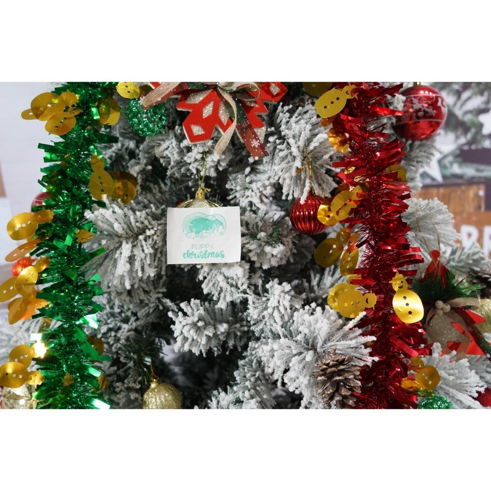 Set brad artificial de Craciun si elemente decorative, nins, decorat cu conuri pin, pentru interior/exterior, inaltime 210 cm, diametru 131 cm, 630 ramuri, Flippy, alb/verde, suport metalic inclus - vivimall.ro