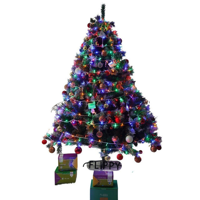 Set brad artificial de Craciun si elemente decorative, nins, decorat cu conuri pin, pentru interior/exterior, inaltime 210 cm, diametru 147 cm, 1150 ramuri, Flippy, verde, suport metalic inclus - vivimall.ro