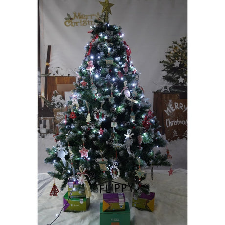 Set brad artificial de Craciun si elemente decorative, nins, decorat cu conuri pin, pentru perete/colt, inaltime 210 cm, diametru 149 cm, 1224 ramuri, Flippy, verde, suport metalic inclus - vivimall.ro