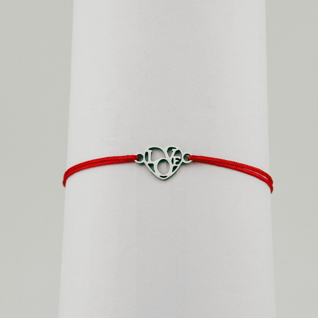 Set complet 12 brățări mărțișor Jolie aranjate pentru cadou de 1 Martie, model inimă Love snur roșu