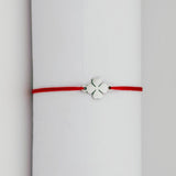 Bratara Martisor pentru Dama, Jolie, Model Trifoi cu 4 Foi, Set 12 bucati, Pandativ Argintiu din Inox cu Snur Rosu Ajustabil - vivimall.ro