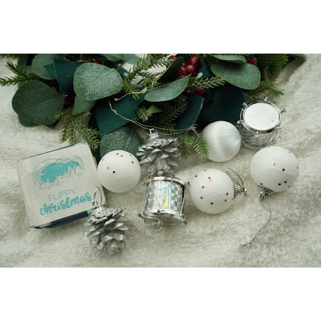 12 darabos karácsonyi díszkészlet, gömb alakú, fehér/, polisztirol, csillámos bevonattal, doboz 4 cm mélység x 20 cm magasság x 12 cm hosszú)