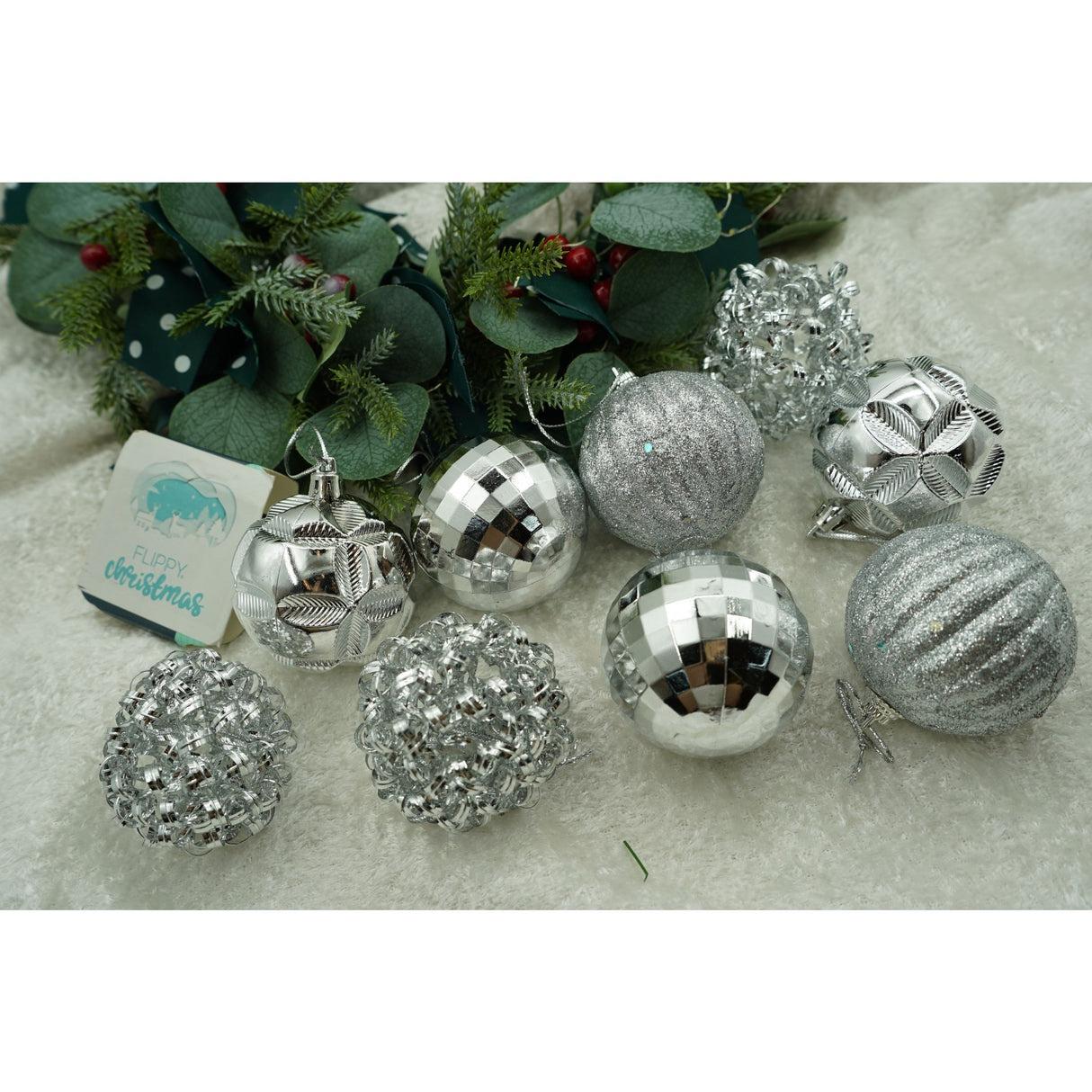 Set de 12 ornamente de brad, Vivimall, de tip Glob, Argintiu, din plastic, cu finisaj sclipitor , cutie  6  cm adancime x 30  cm inaltime x 18  cm lungime) - vivimall.ro