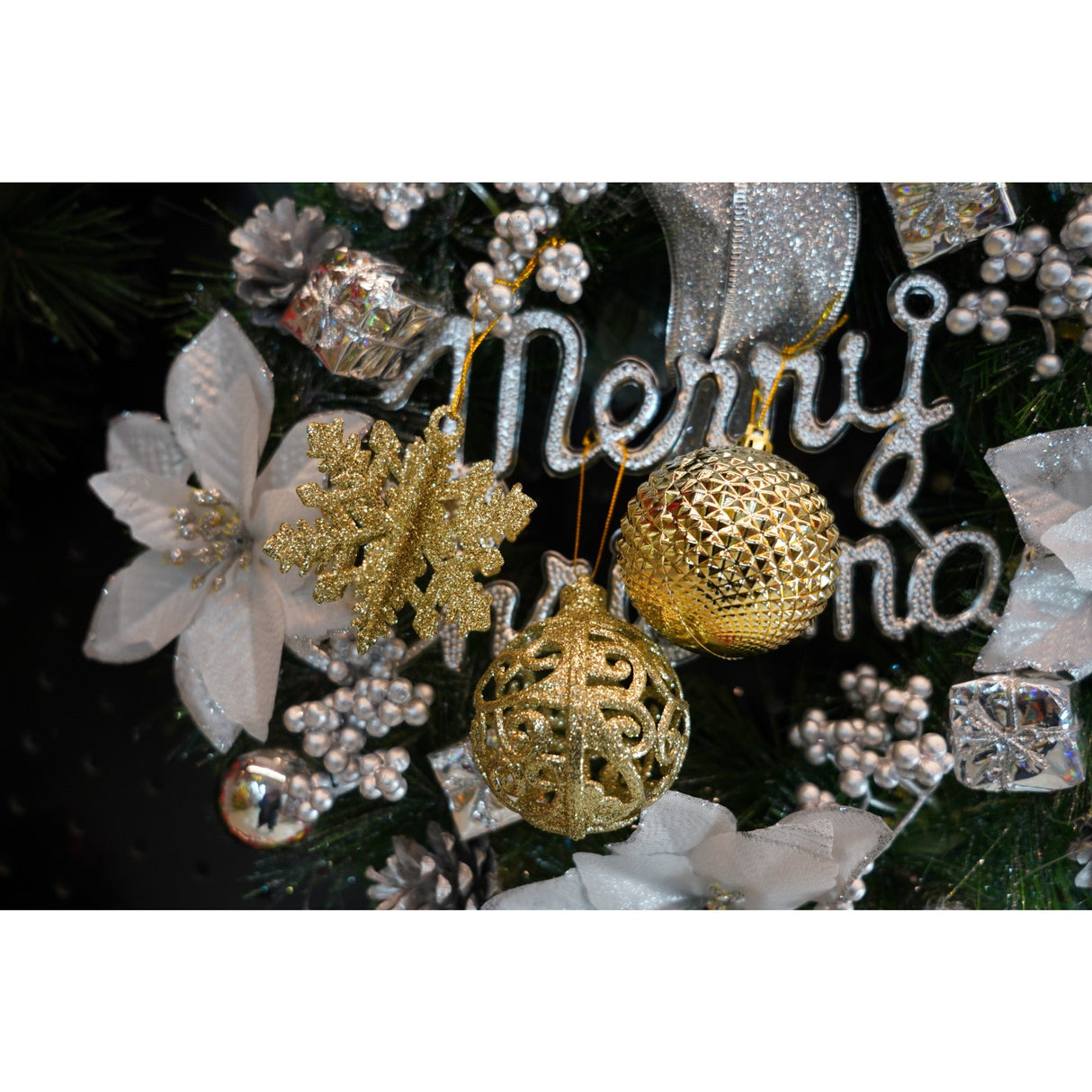 Set de 12 ornamente de brad, Vivimall, de tip Glob, Auriu, din plastic, cu finisaj sclipitor , cutie  6  cm adancime x 23  cm lungime x 18  cm inaltime - vivimall.ro