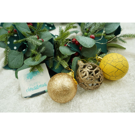 12 darabos karácsonyi díszkészlet, gömb alakú, arany/, műanyag, csillámos bevonattal, doboz 6 cm mélység x 30 cm magasság x 18 cm hosszú)