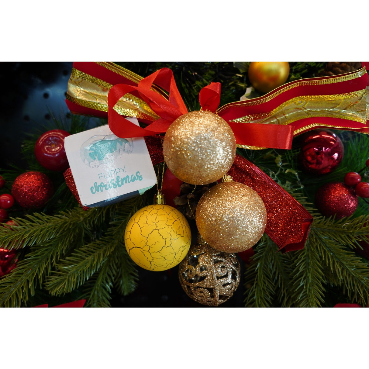 Set de 12 ornamente de brad, Vivimall, de tip Glob, Auriu/ Galben, din plastic, cu finisaj sclipitor , cutie  6  cm adancime x 30  cm inaltime x 18  cm lungime) - vivimall.ro