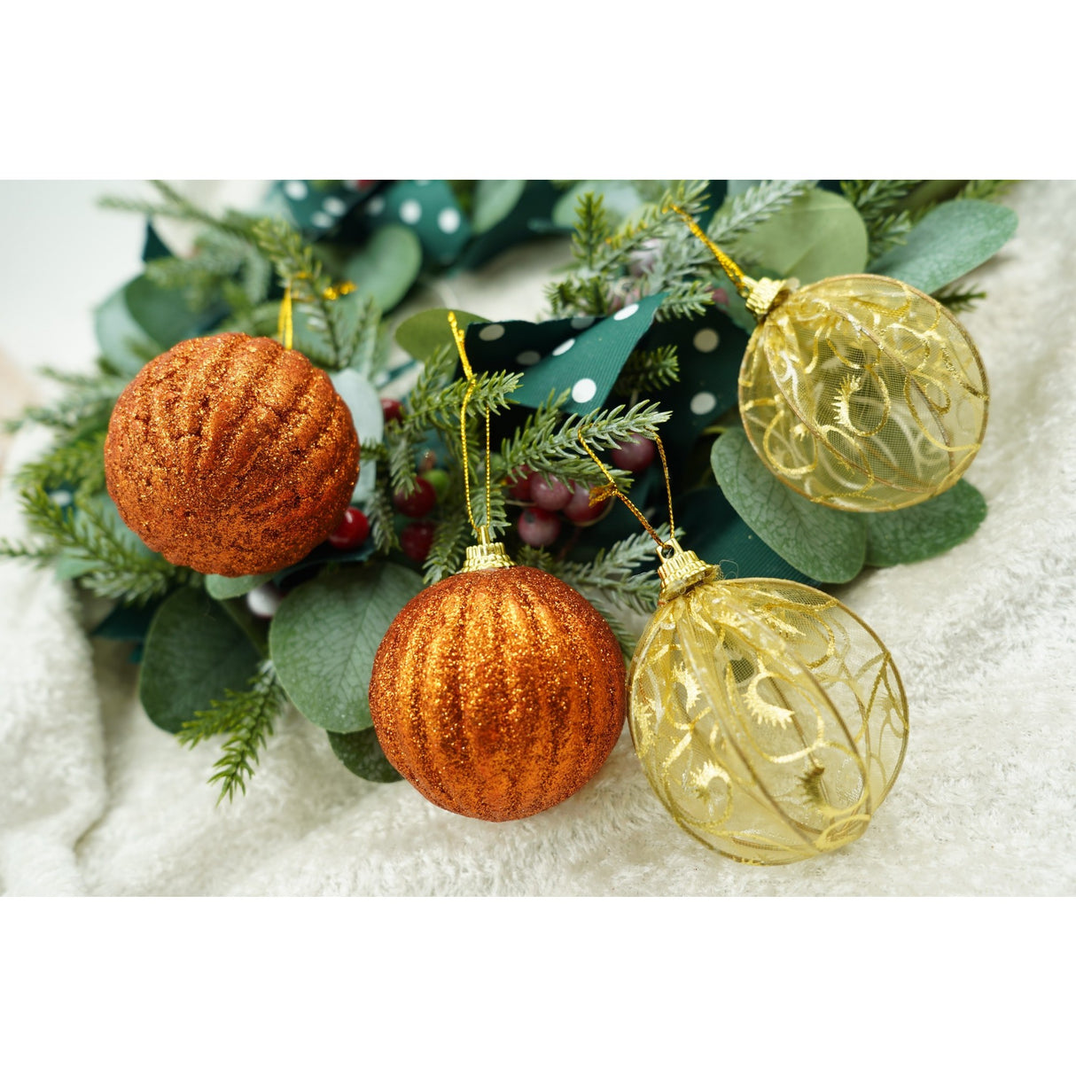 Set de 12 ornamente de brad, Vivimall, de tip Glob, Cupru/ Auriu, din polistiren, cu finisaj sclipitor , cutie  6  cm adancime x 23  cm lungime x 18  cm inaltime - vivimall.ro