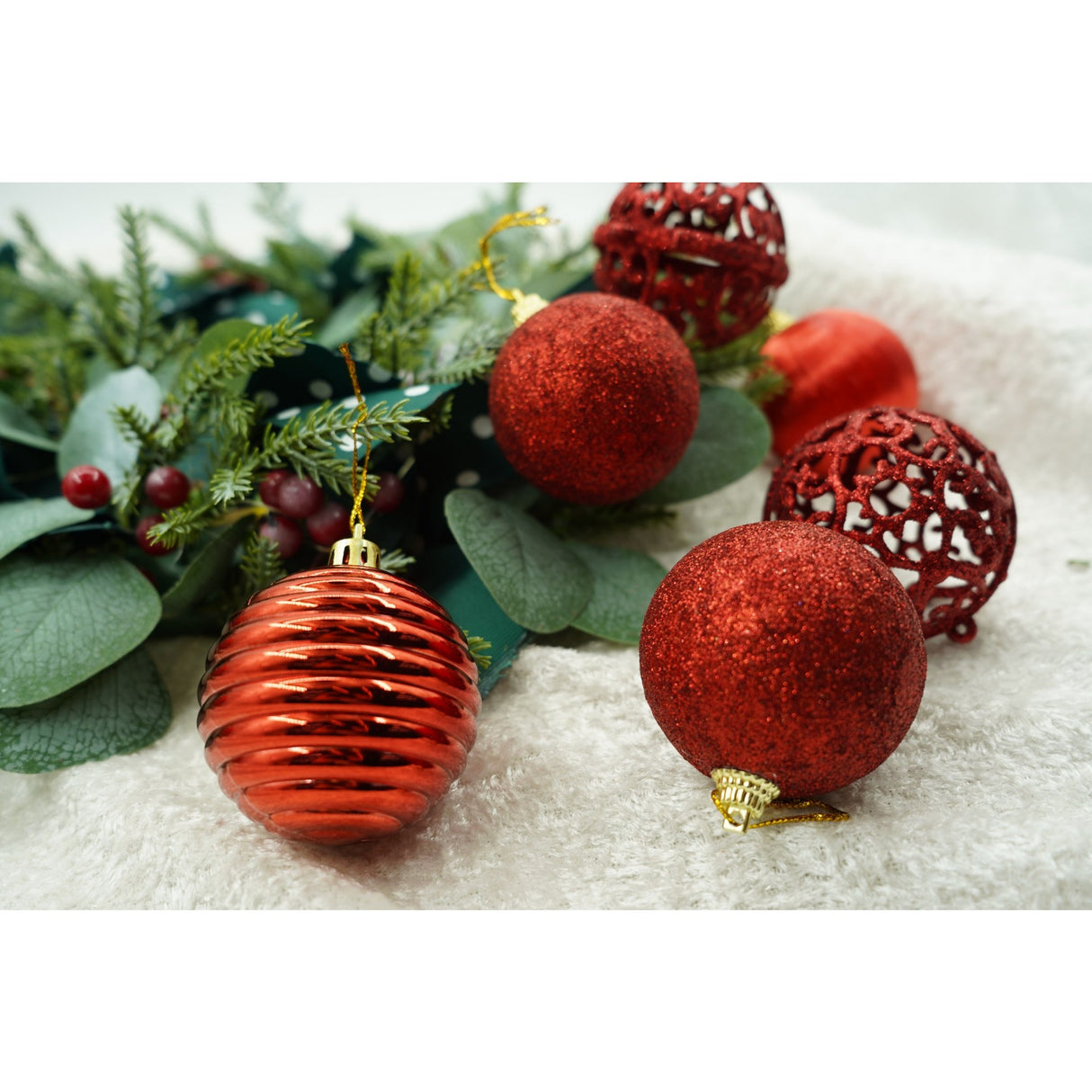 Set de 12 ornamente de brad, Vivimall, de tip Glob, Rosu, din polistiren, cu finisaj sclipitor , cutie  6  cm adancime x 23  cm lungime x 18  cm inaltime - vivimall.ro